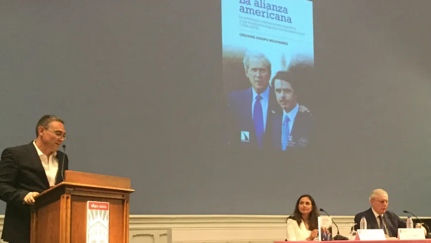 Javier Rupérez y Cristina Crespo conversaron sobre las relaciones entre España y Estados Unidos durante los gobiernos de Aznar en la presentación de La alianza americana