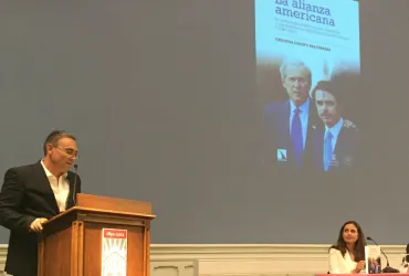 Javier Rupérez y Cristina Crespo conversaron sobre las relaciones entre España y Estados Unidos durante los gobiernos de Aznar en la presentación de La alianza americana