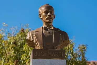 Versiones, omisiones, errores y un apócrifo en las Obras completas. Edición Crítica de José Martí